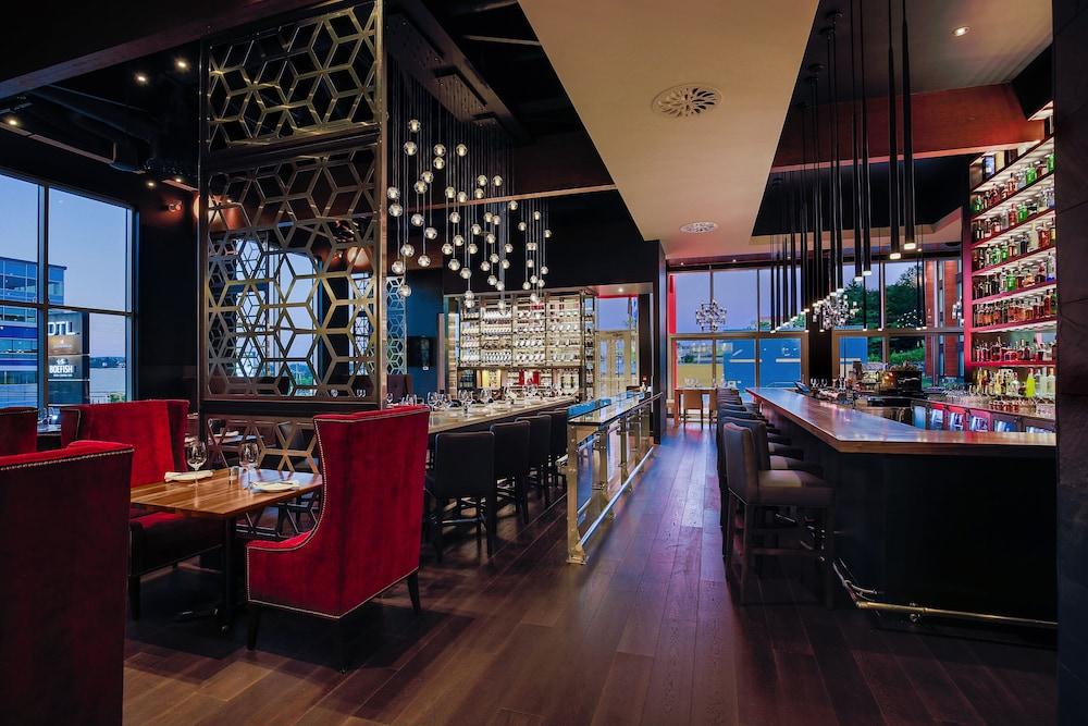 Otl Gouverneur Sherbrooke Exterior foto The bar at the 360° Sky Lounge
