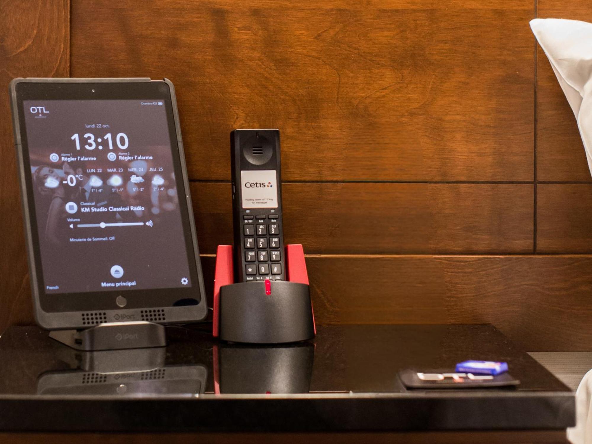 Otl Gouverneur Sherbrooke Exterior foto A phone and a tablet in a hotel room
